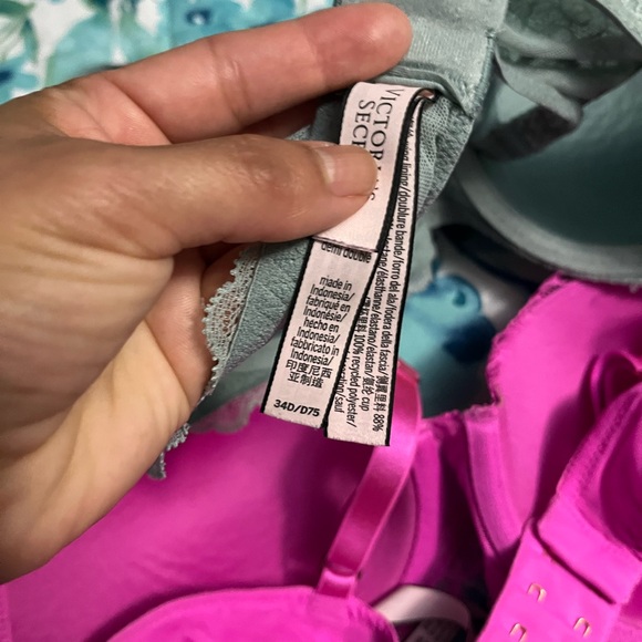 3 Victoria’s Secret Bras (34D) - Picture 4 of 4